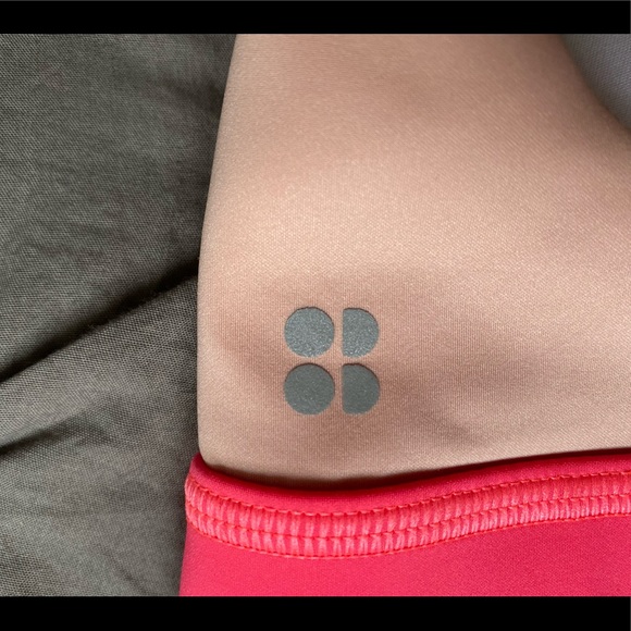 Sweaty Betty | Circuit Sports Bra in Misty Rose Pink - Picture 6 of 7